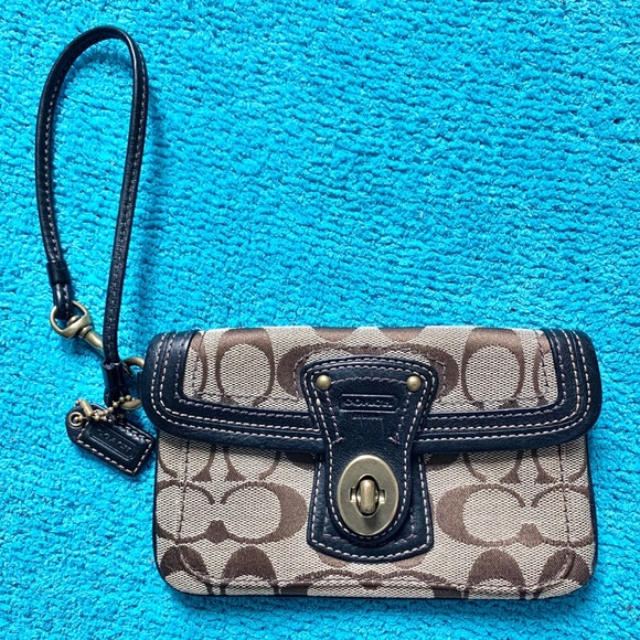 Coach Handbags - Coach wristlet
